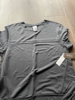Secret Treasures Charcoal Gray Short Sleeve Knit Top and Capri Sleep Bottoms